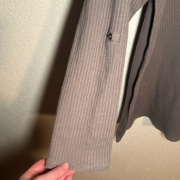 Simply Noelle Taupe Waffle Knit Henley Roll Tab Sleeves Size XXl - Picture 3 of 8